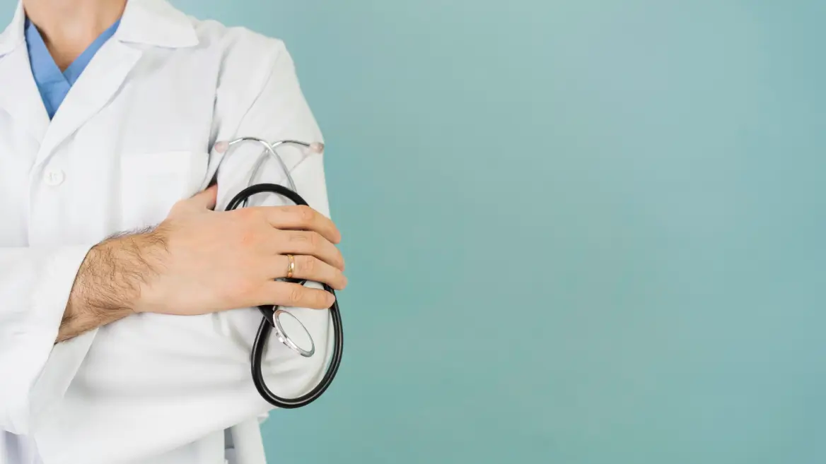 close-up-doctor-with-copy-space-scaled